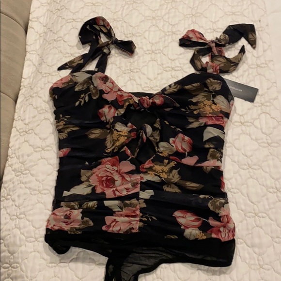 Lulus Tops - GORGEOUS NWT LULUS SIZE MEDIUM FLORAL BODYSUIT